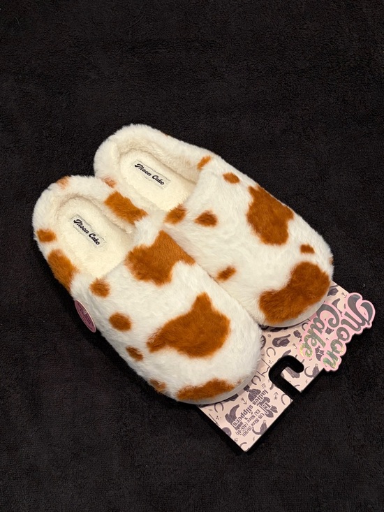 Moon Cake Shoes - NWT Cute Cowhide Pattern White & Brown Slippers Size L 9/10
